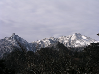 雪化粧した宮之浦岳連山